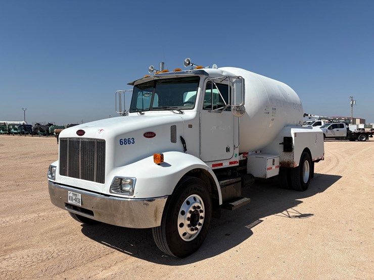2004-peterbilt-330-image-9