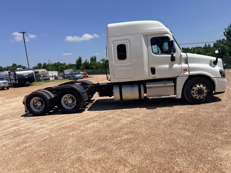 2016-freightliner-cascadia-125-image-19