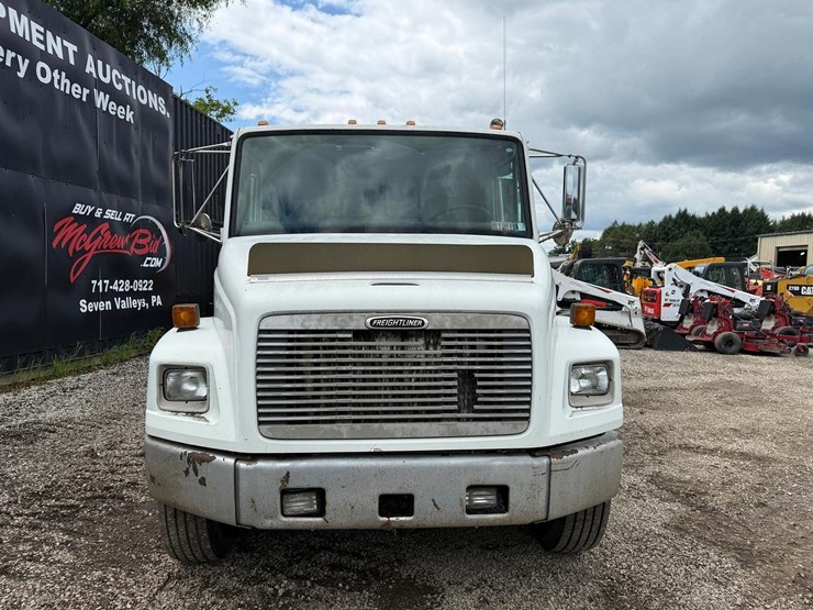 2000-freightliner-fl70-image-7