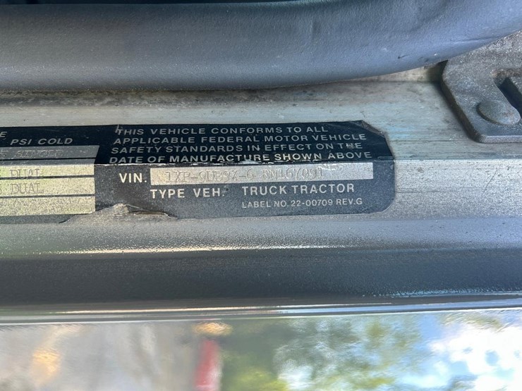 1984-peterbilt-359-image-32