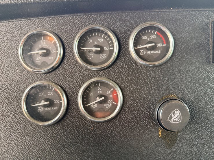 2013-peterbilt-388-image-48