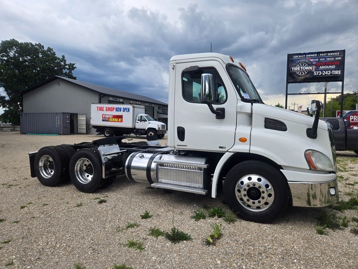 2012-freightliner-cascadia-113-image-17