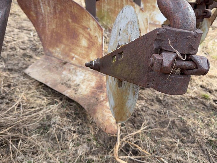 john-deere-pull-type-three-bottom-plow-image-13