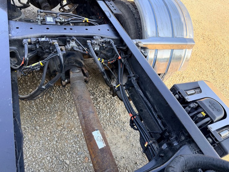 2021-peterbilt-579-image-47