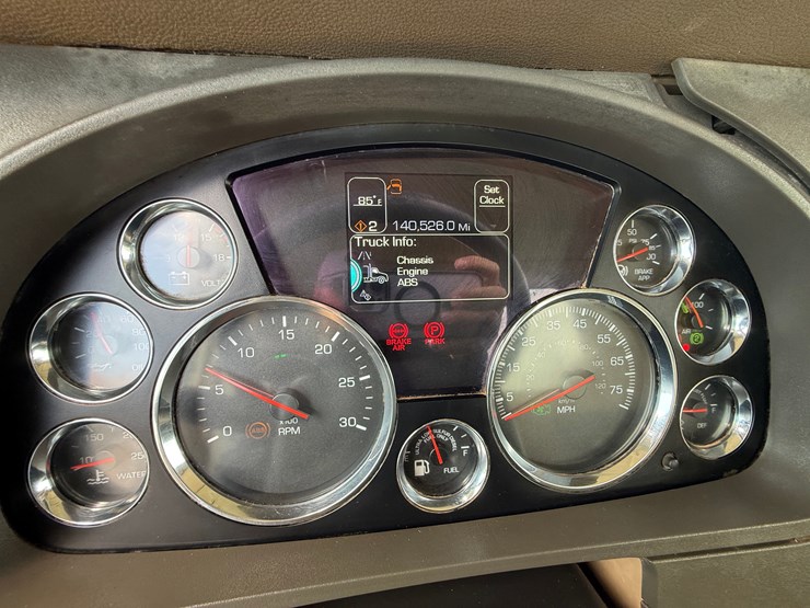 2017-kenworth-t880-image-37