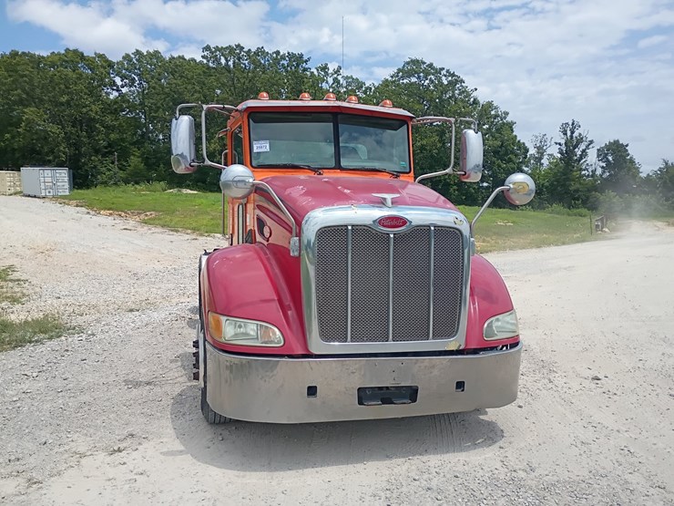 2012-peterbilt-384-image-14