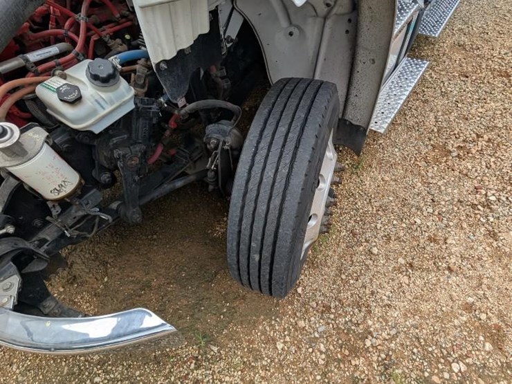 2018-freightliner-m2-stakebed-truck-image-17