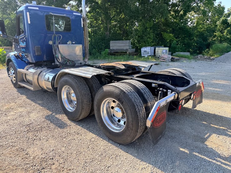 2021-peterbilt-579-image-34