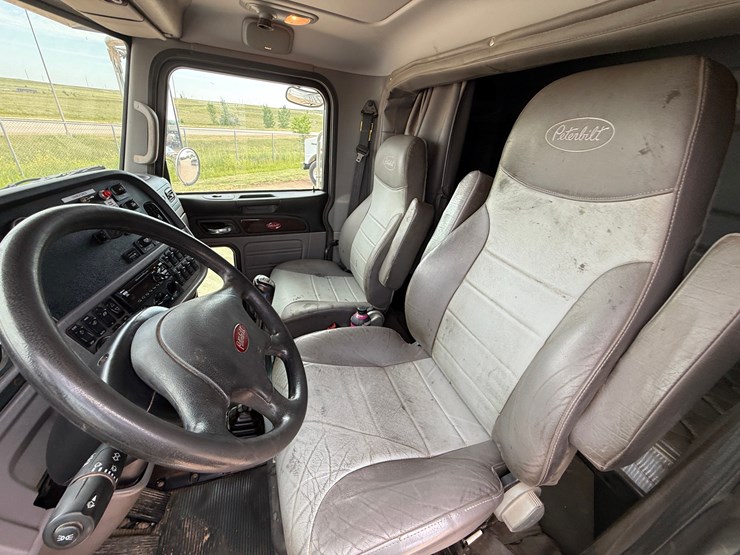 2015-peterbilt-365-image-25