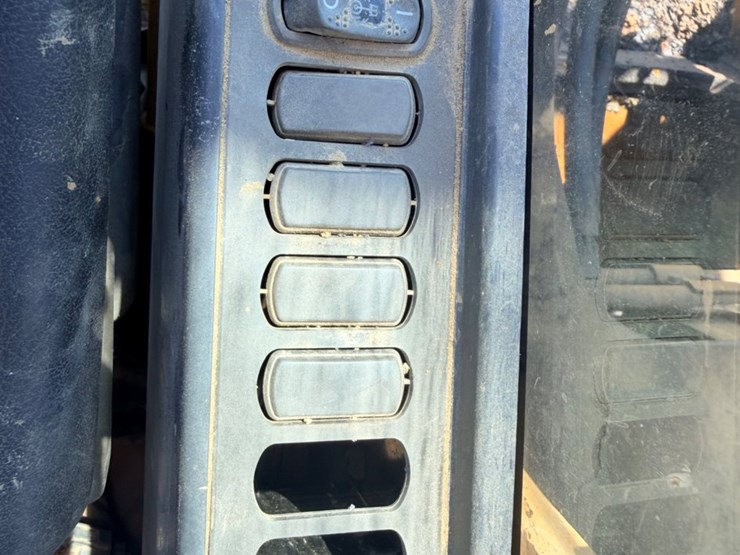 2010-caterpillar-328d-image-48