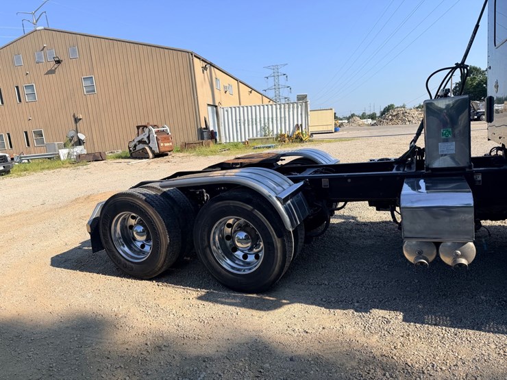 2021-peterbilt-579-image-42