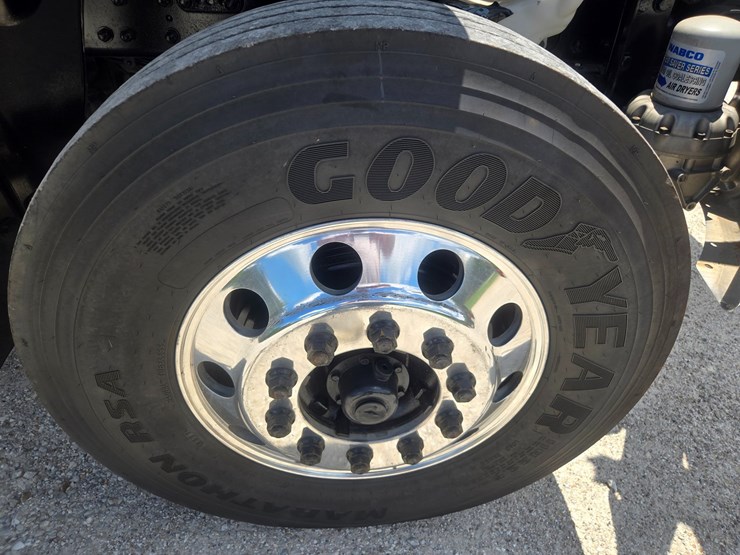 2018-freightliner-m2-106-image-70