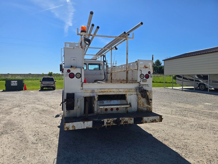 2001-freightliner-fl70-image-13