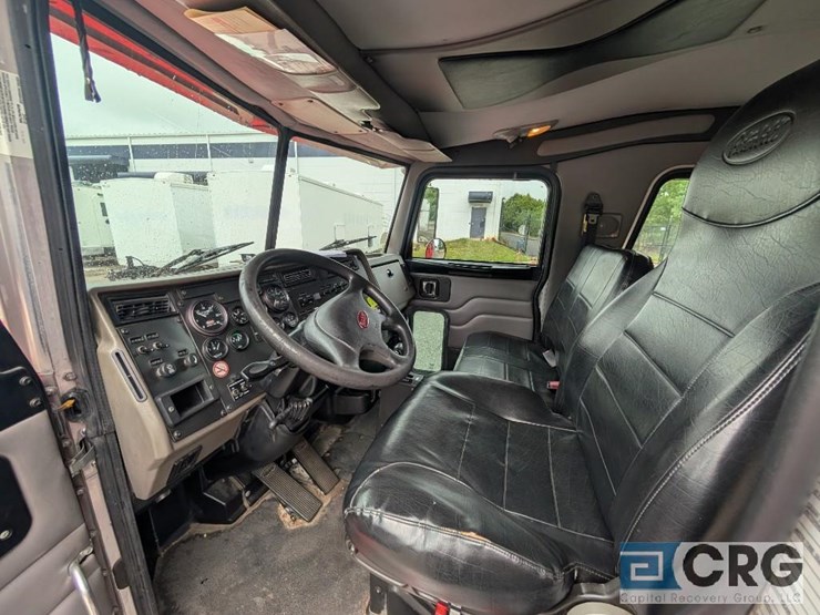 2010-peterbilt-335-image-28