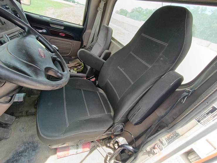 2012-peterbilt-384-image-35