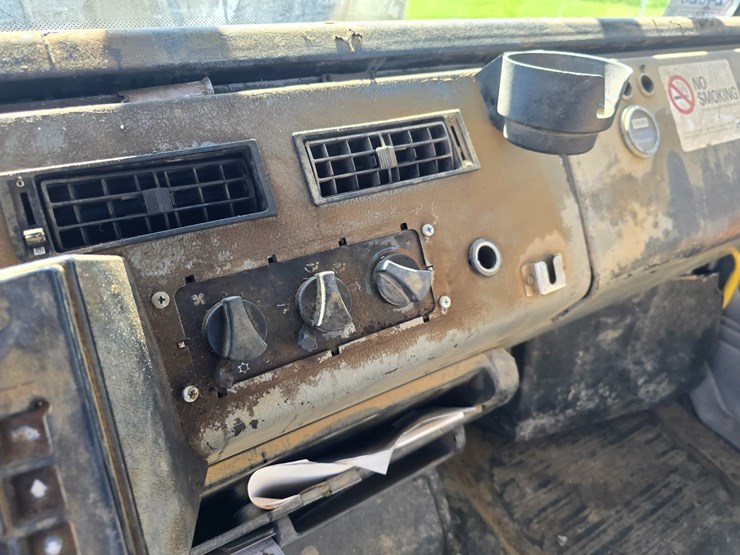 2001-freightliner-fl70-image-58