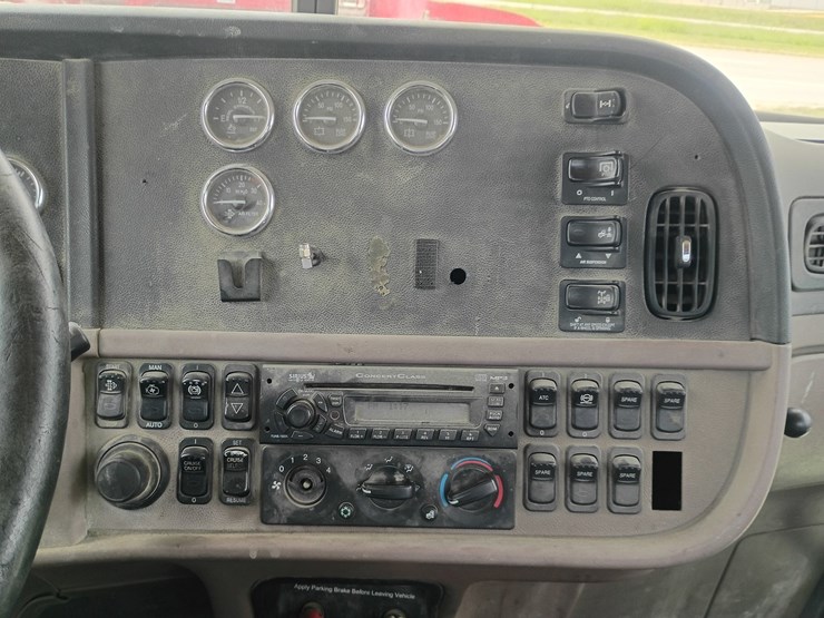2012-peterbilt-384-image-48