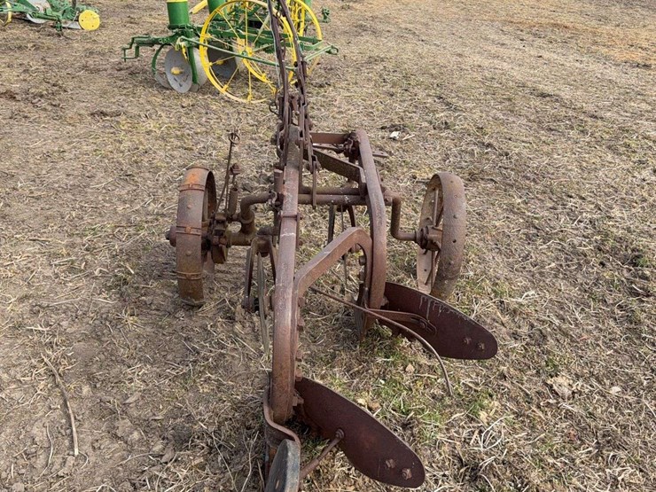 john-deere-pull-type-two-bottom-plow-image-4