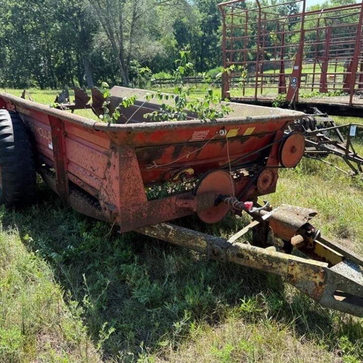 New Holland Manure Spreader