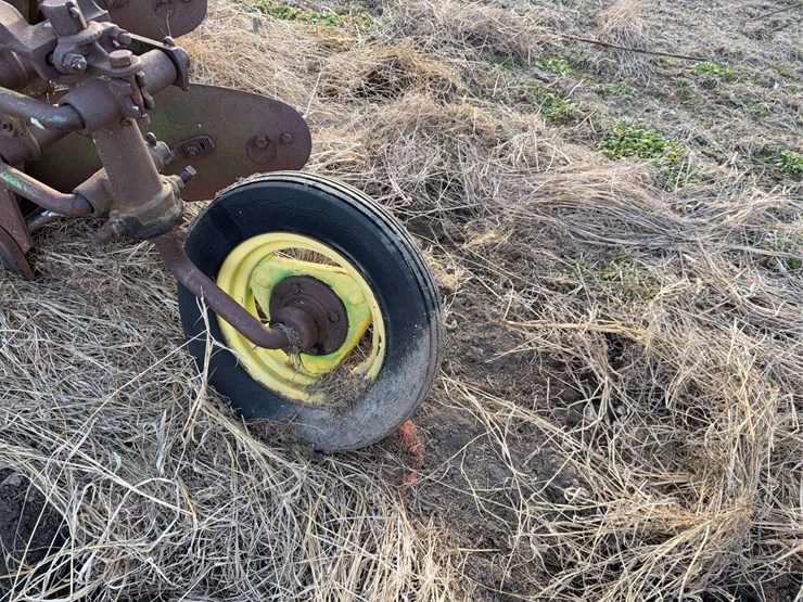 john-deere-pull-type-three-bottom-plow-image-18