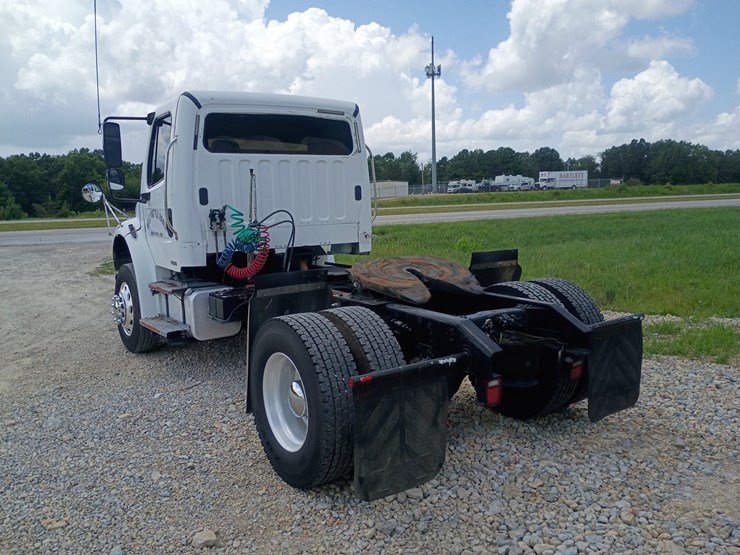2008-freightliner-m2-106-image-5