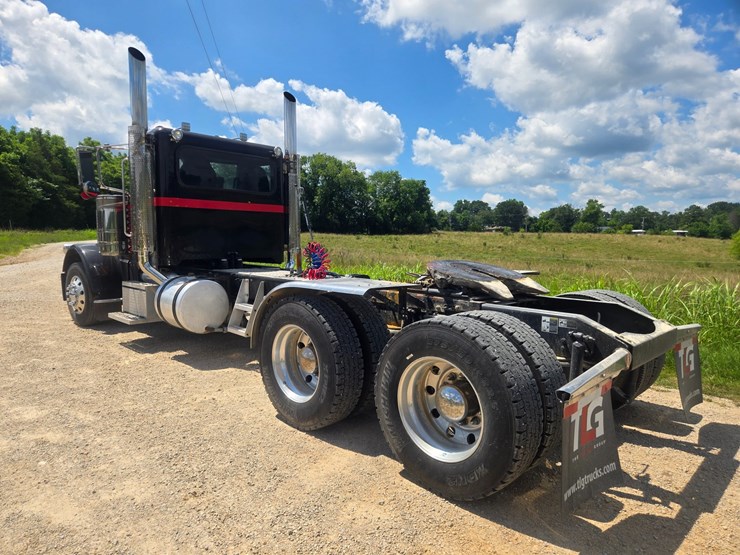 2016-peterbilt-389-image-10