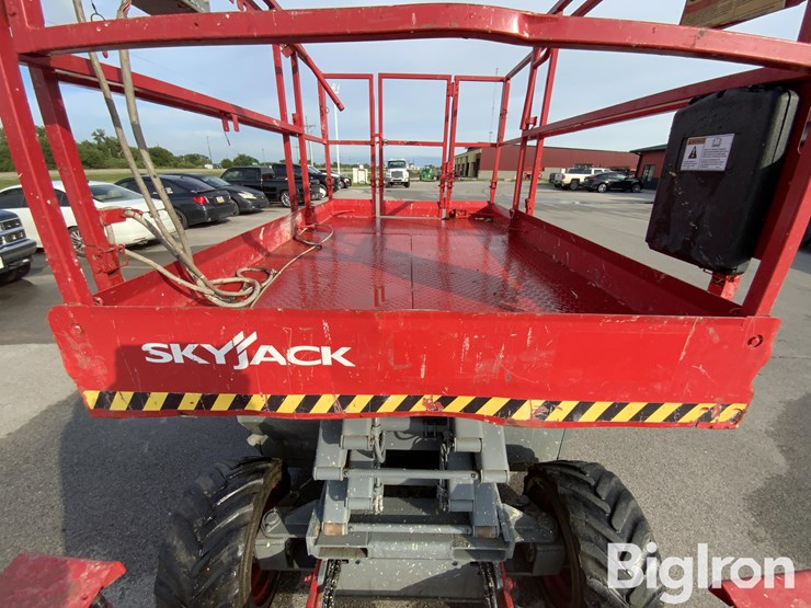 2017-skyjack-sj6832rt-image-13
