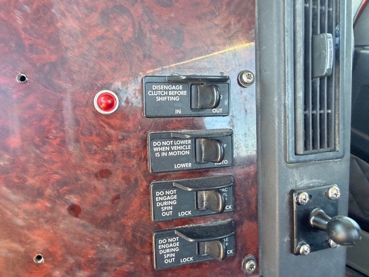 2016-freightliner-122sd-image-98