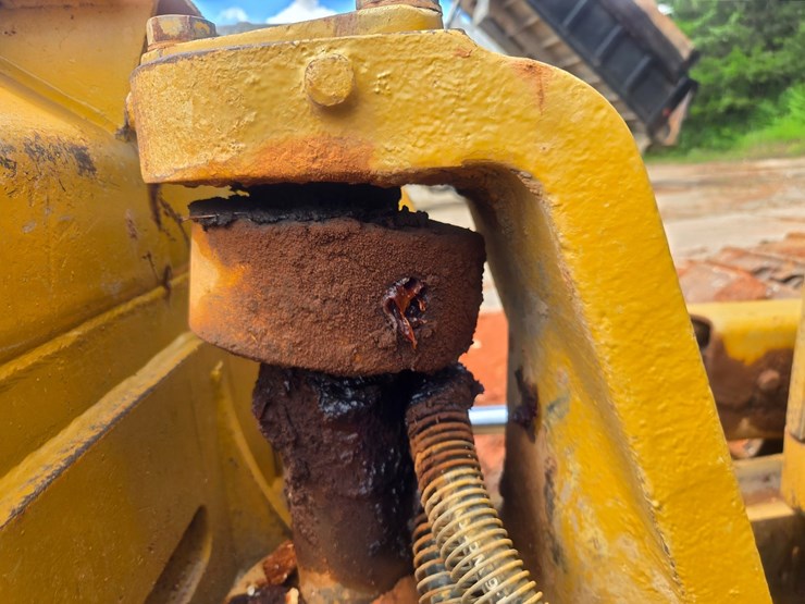 2005-caterpillar-d5n-xl-image-46