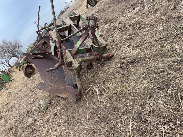 john-deere-three-bottom-three-point-plow-image-8