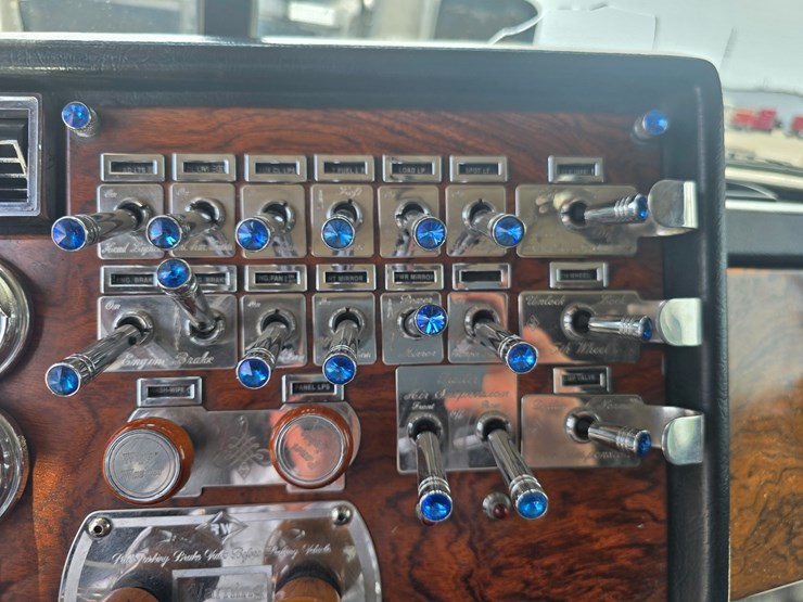 2000-peterbilt-379-image-82