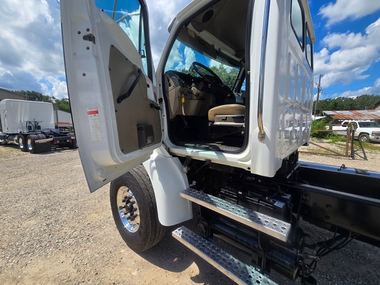 2005-sterling-l9500-image-42