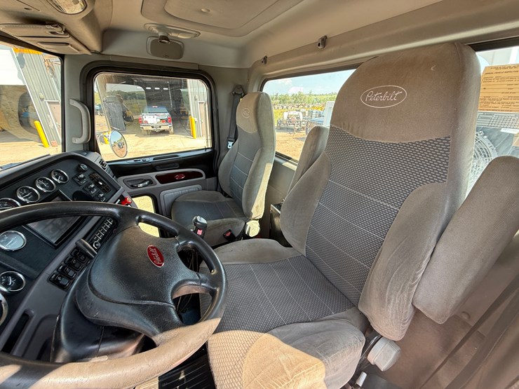 2012-peterbilt-367-image-16