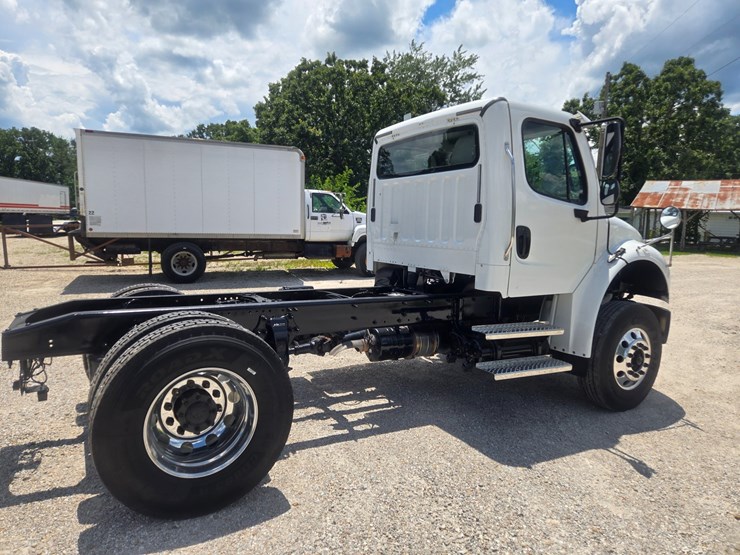 2018-freightliner-m2-106-image-13