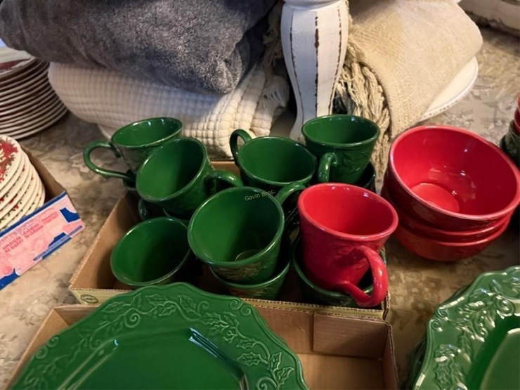 large-set-of-xmas-dishes-image-5