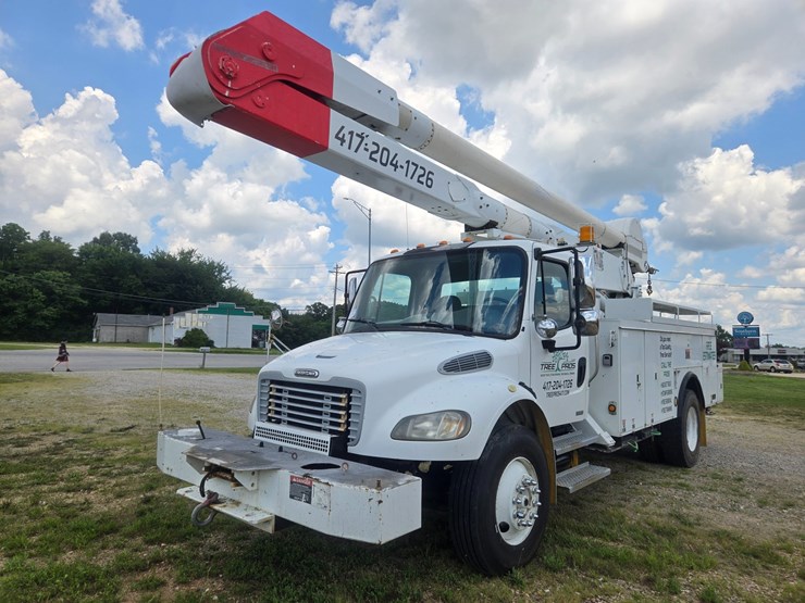 2007-freightliner-m2-106-image-1