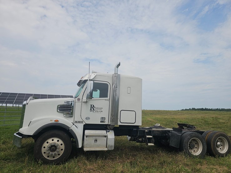 2017-freightliner-122sd-image-3