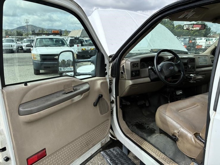 2002-ford-f550-image-19