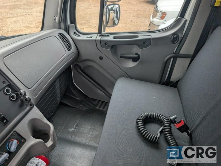 2018-freightliner-m2-stakebed-truck-image-15