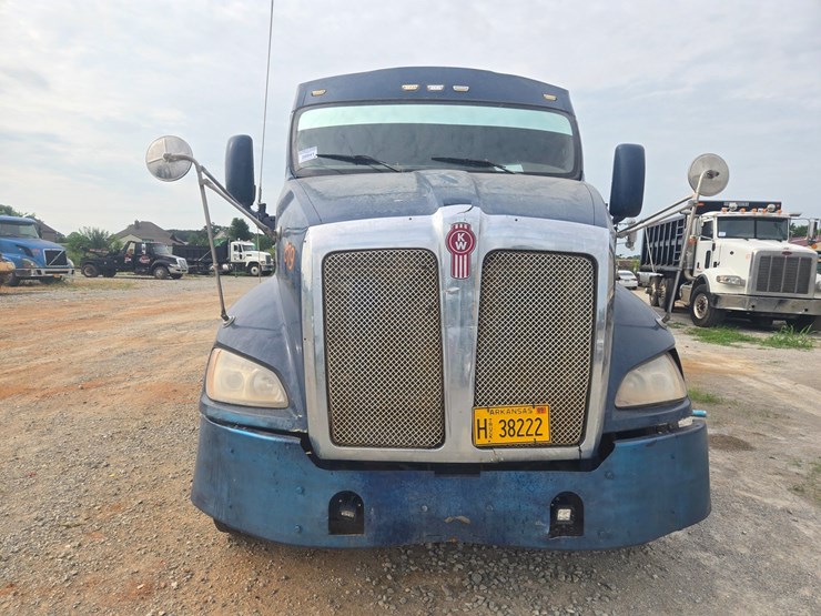 2011-kenworth-t700-image-17