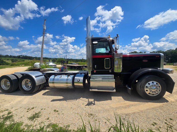 2016-peterbilt-389-image-17