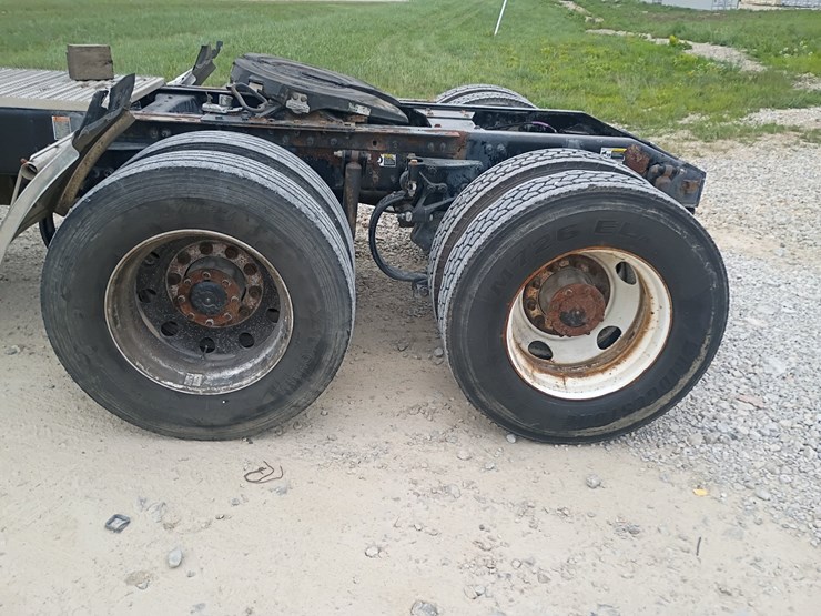 2012-peterbilt-384-image-80