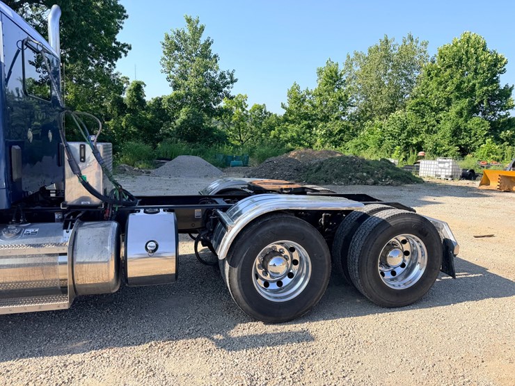 2021-peterbilt-579-image-31