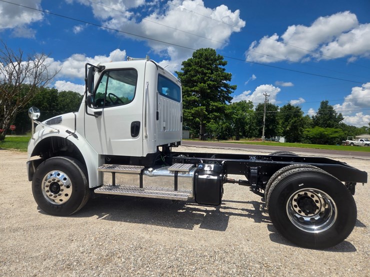 2018-freightliner-m2-106-image-6