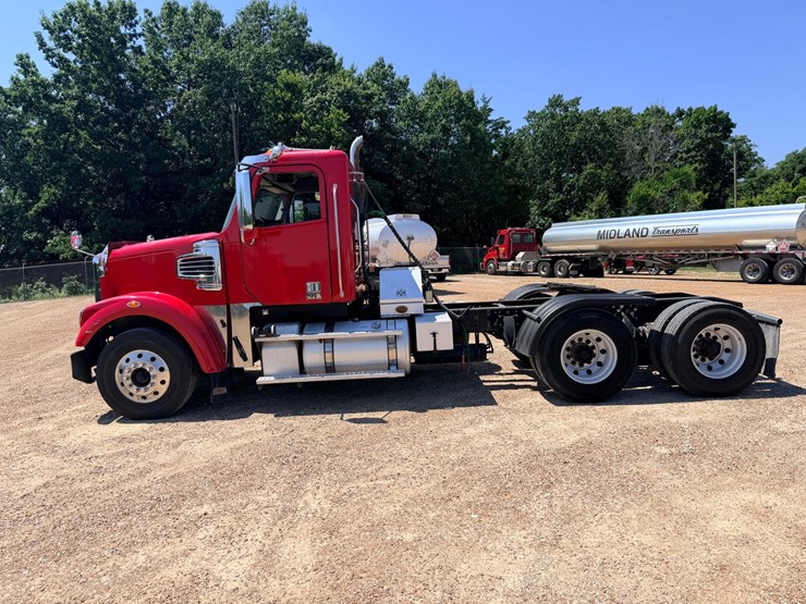 2016-freightliner-122sd-image-5