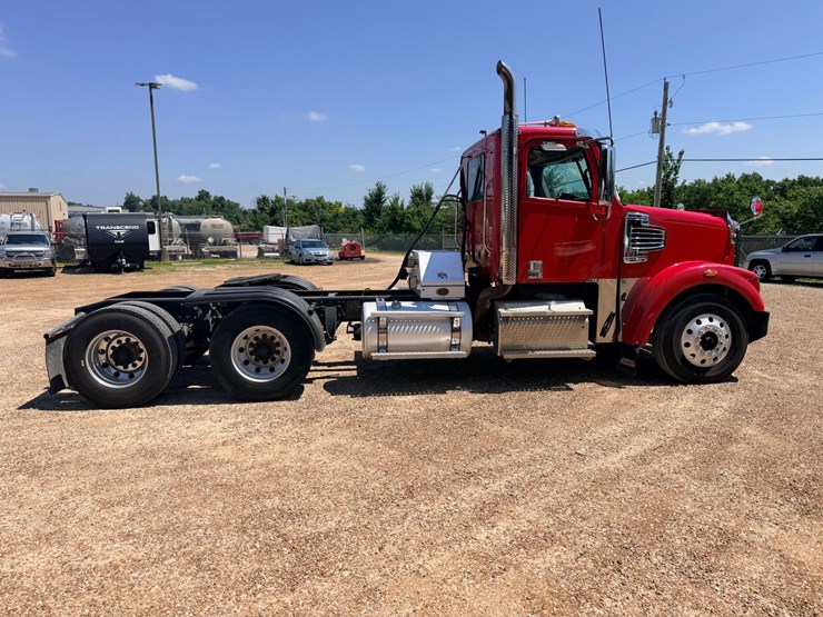 2016-freightliner-122sd-image-15