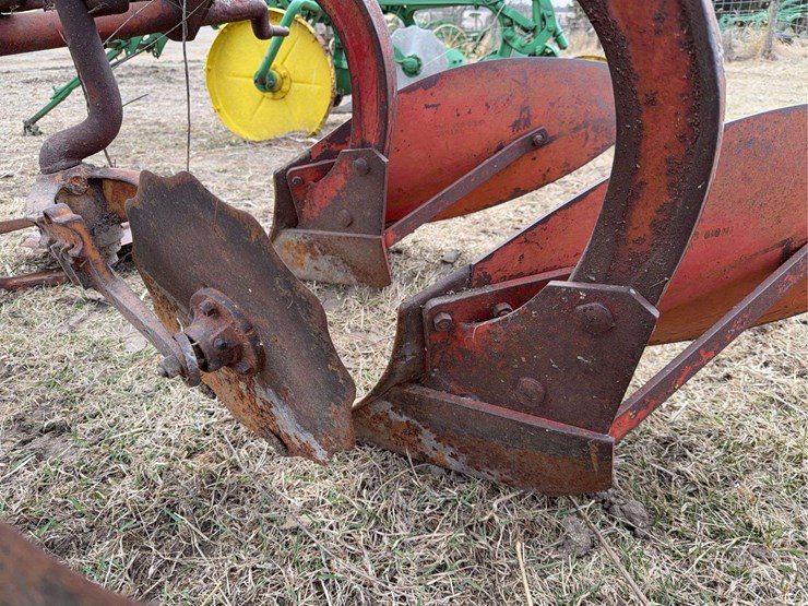 john-deere-pull-type-three-bottom-plow-image-15