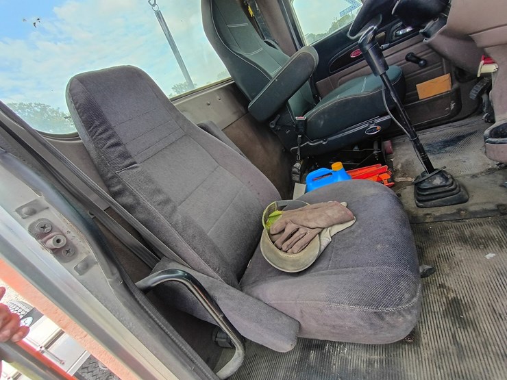 2012-peterbilt-384-image-42