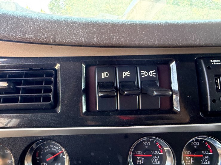 2010-kenworth-t800-image-114