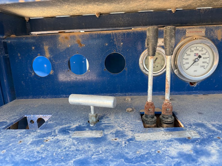 self-contained-20k-wp-grease-injection-unit-combo-p/b-8.4-kw-isuzu-diesel-generator-image-12